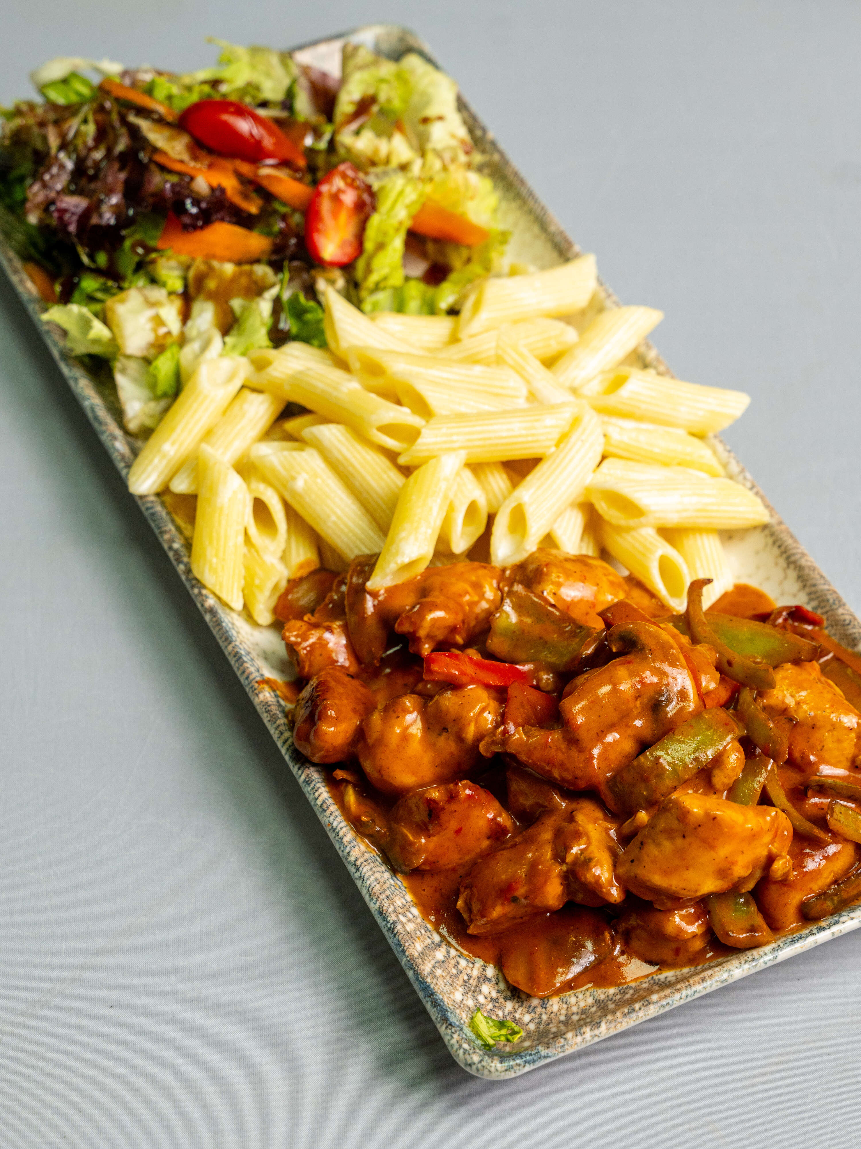 Sweet Chilli Soslu Tavuk, Kremalı Makarna ve Salata