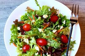 Soslu Yeşil Salata