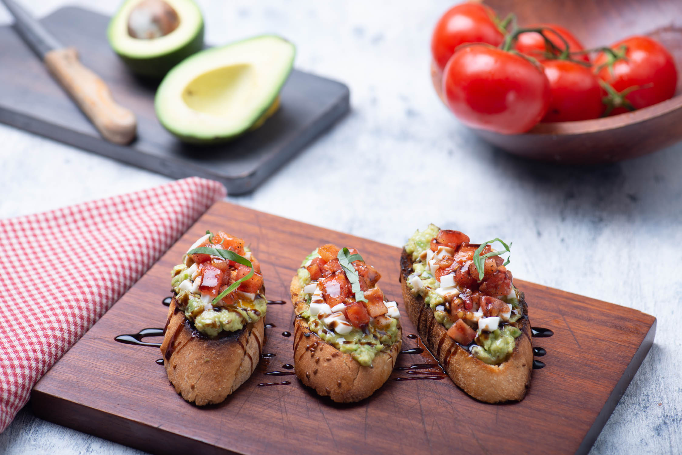 Avokadolu Bruschetta