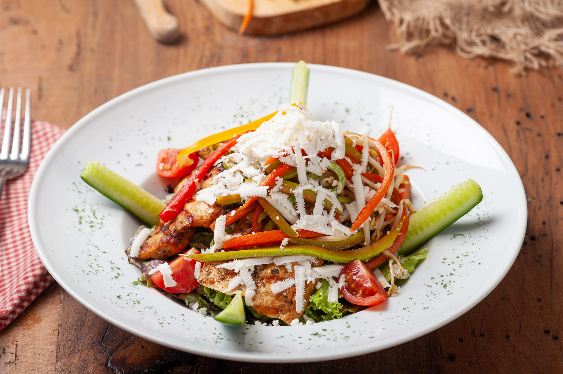 Tavuklu ve Sebzeli Supreme Salata