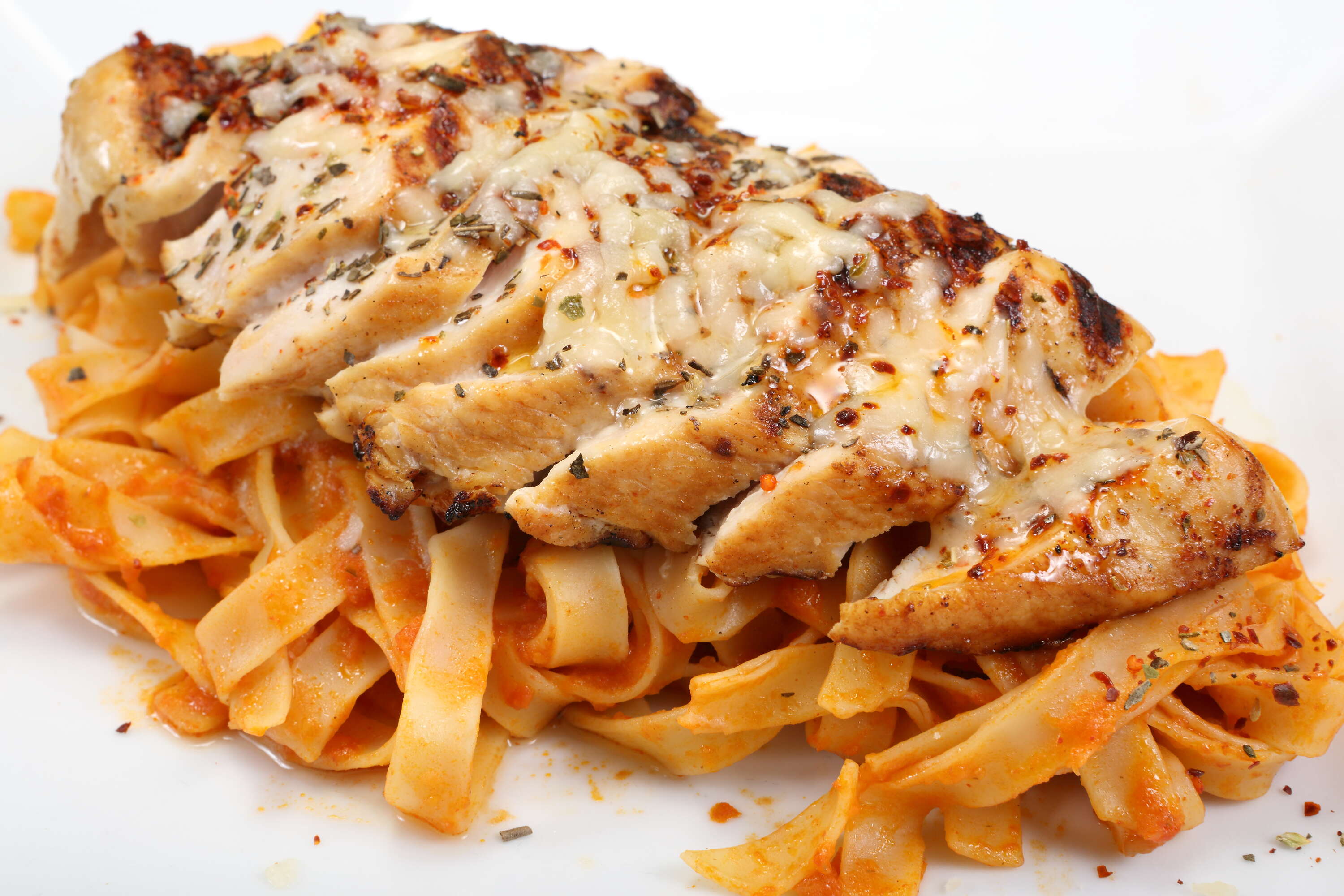 FETTUCCINE YATAĞINDA TAVUK
