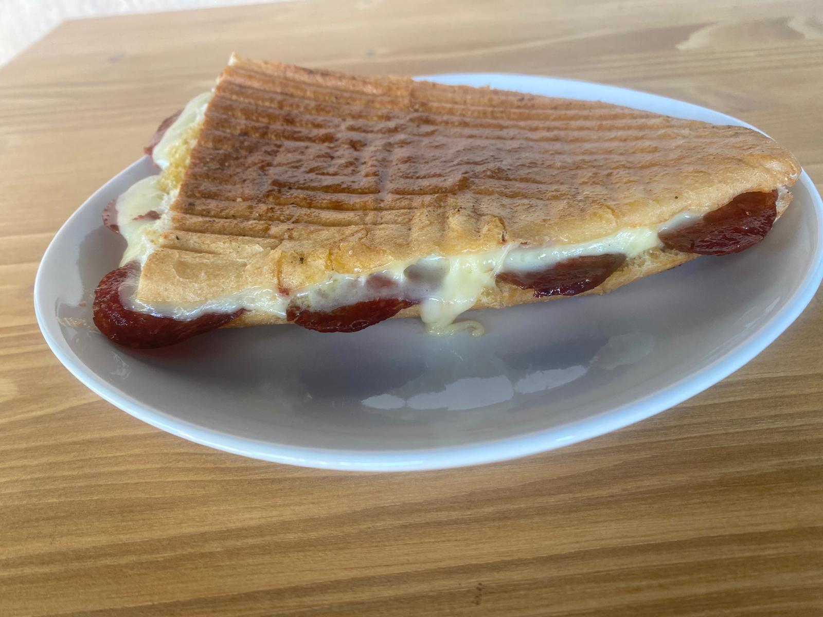 Sucuklu Kaşarlı Tost