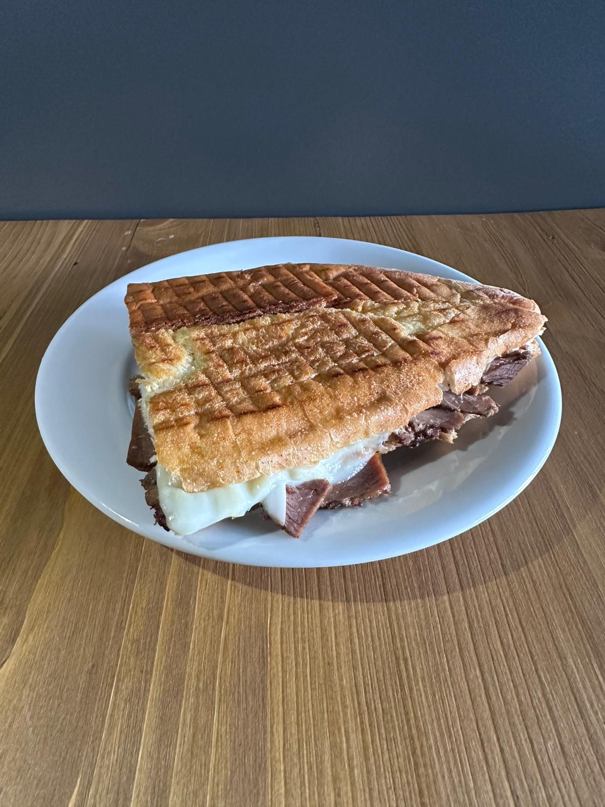 Kavurmalı Kaşarlı Tost