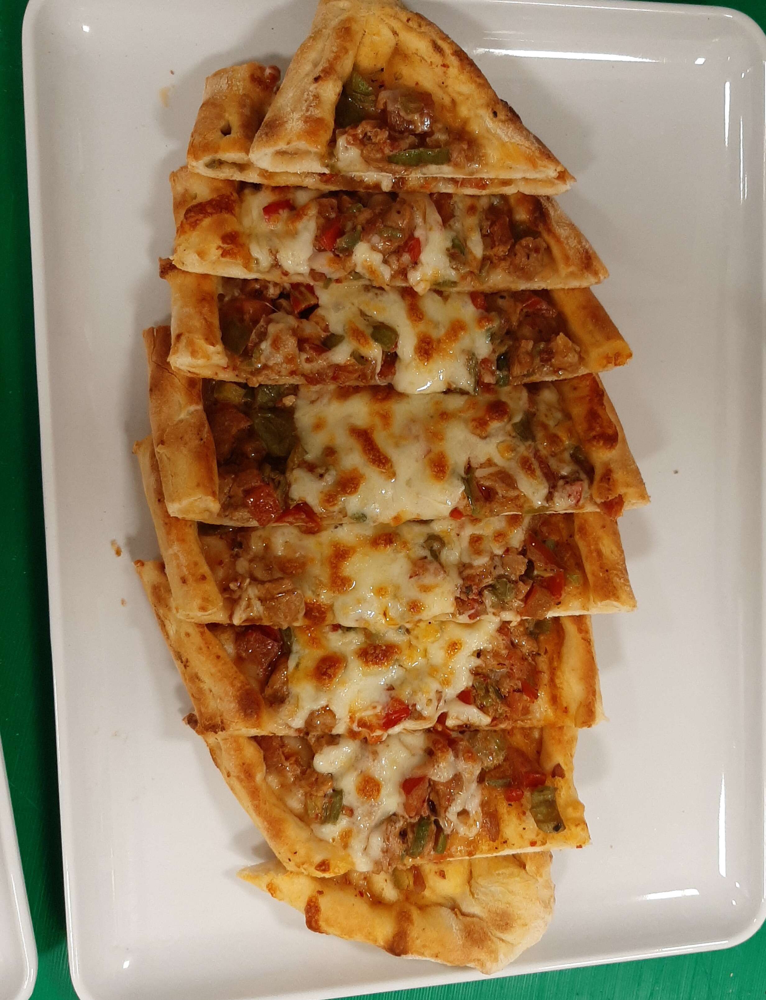 Kuşbaşılı kaşarlı pide