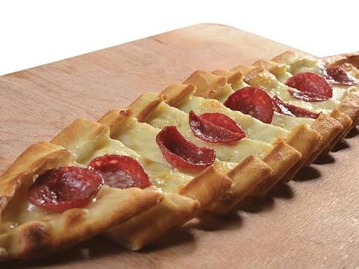 Kaşarlı sucuklu pide