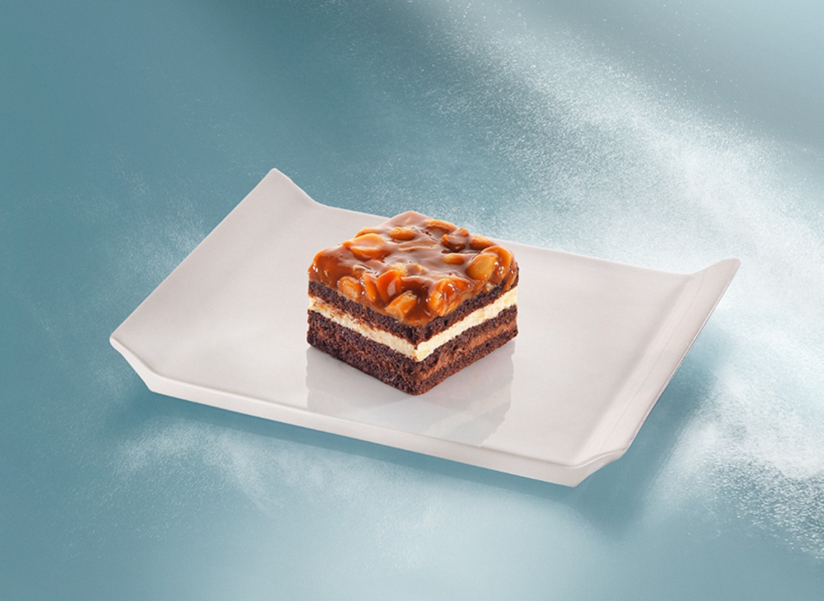 Caramel Peanut Cake