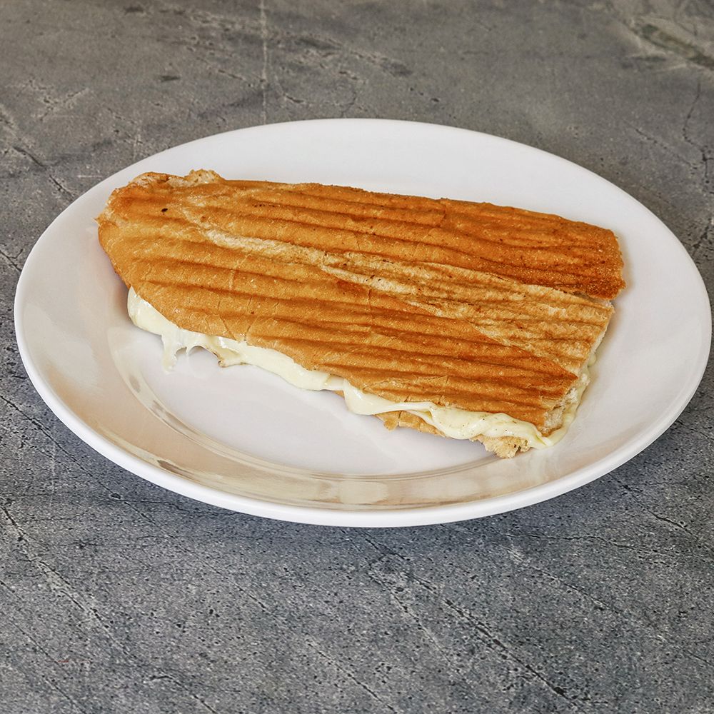 Üç çeyrek  ekmeğe kaşarlı tost