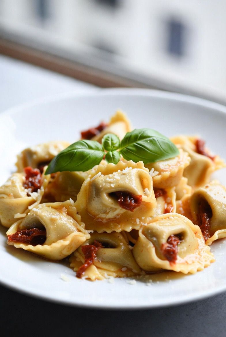 DOMATES VE MOZERELLA PEYNİRLİ TORTELLONI