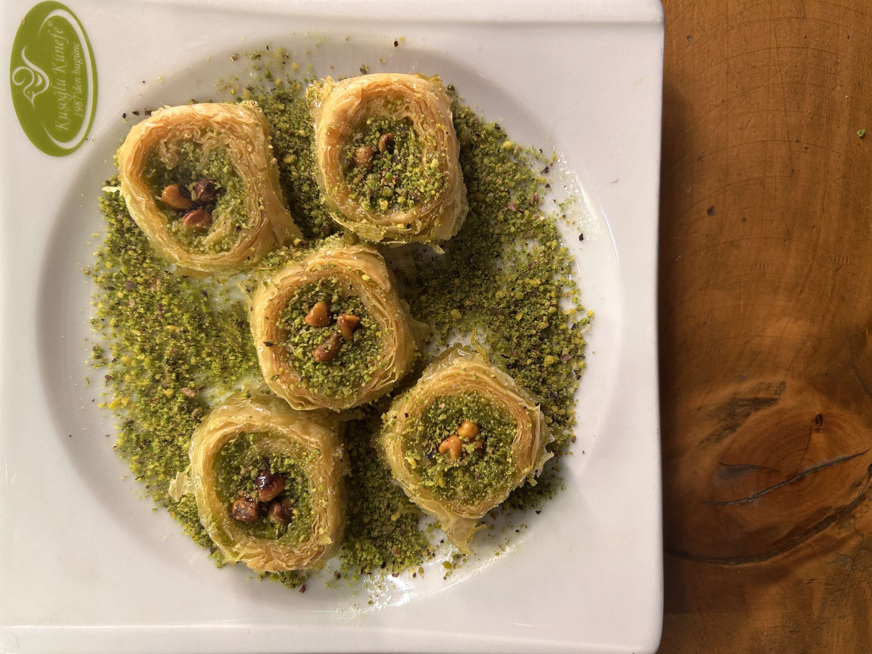 Pistachio kadayıf rolls
