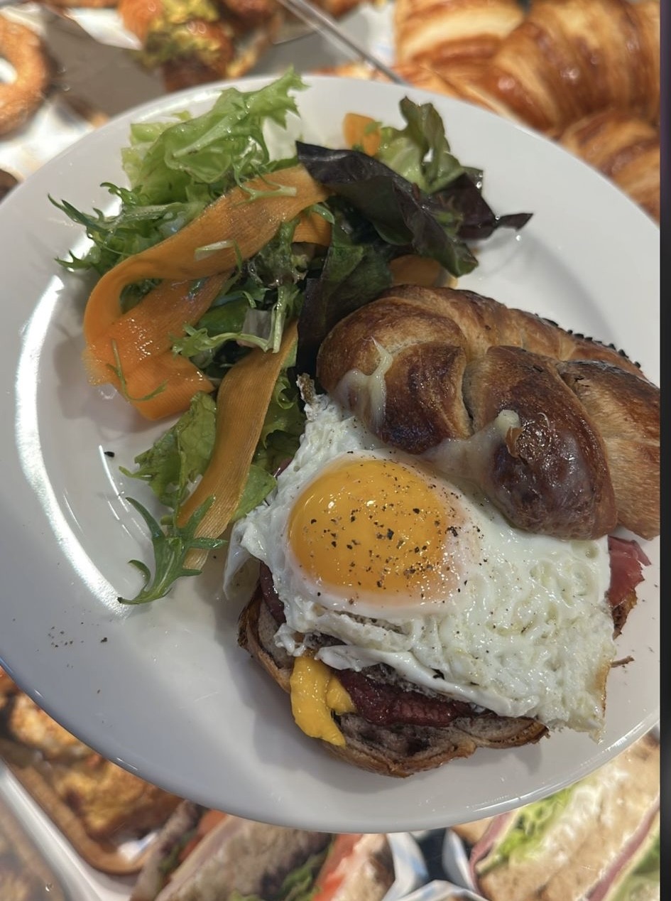 Zeytinli Açma Üstü Göz Yumurta / Sunny -side-up Egg on Olive brioche 