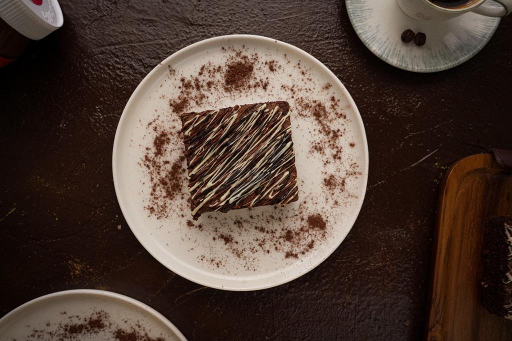 BEYAZ ÇİKOLATALI BROWNİ / WHITE CHOCOLATE BROWNIES