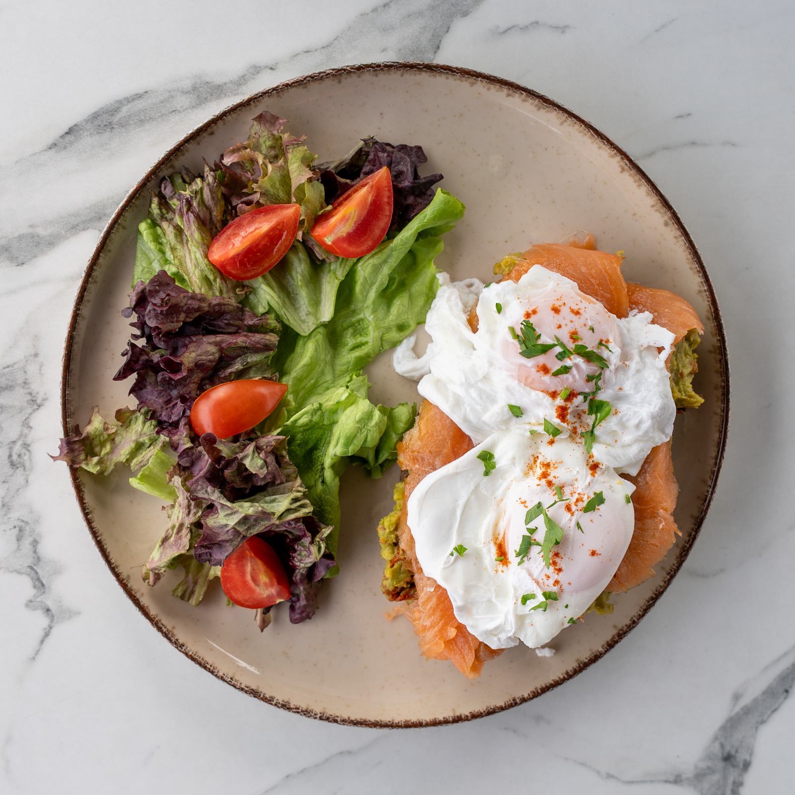 Avokado, somon ve poşe yumurta (Avokado Somon Poached Egg)