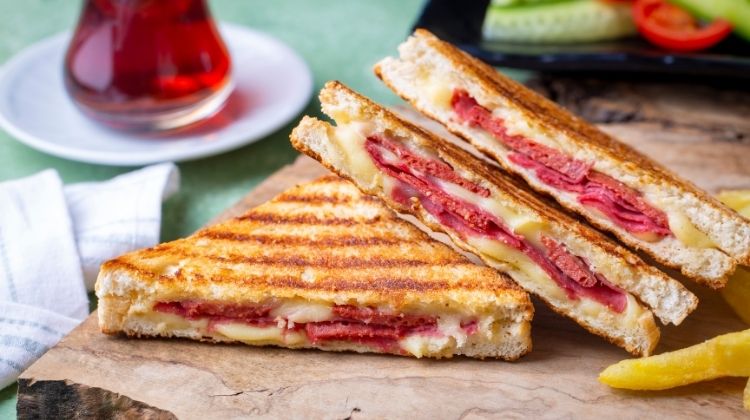 Tost (Kaşar-Sucuk)