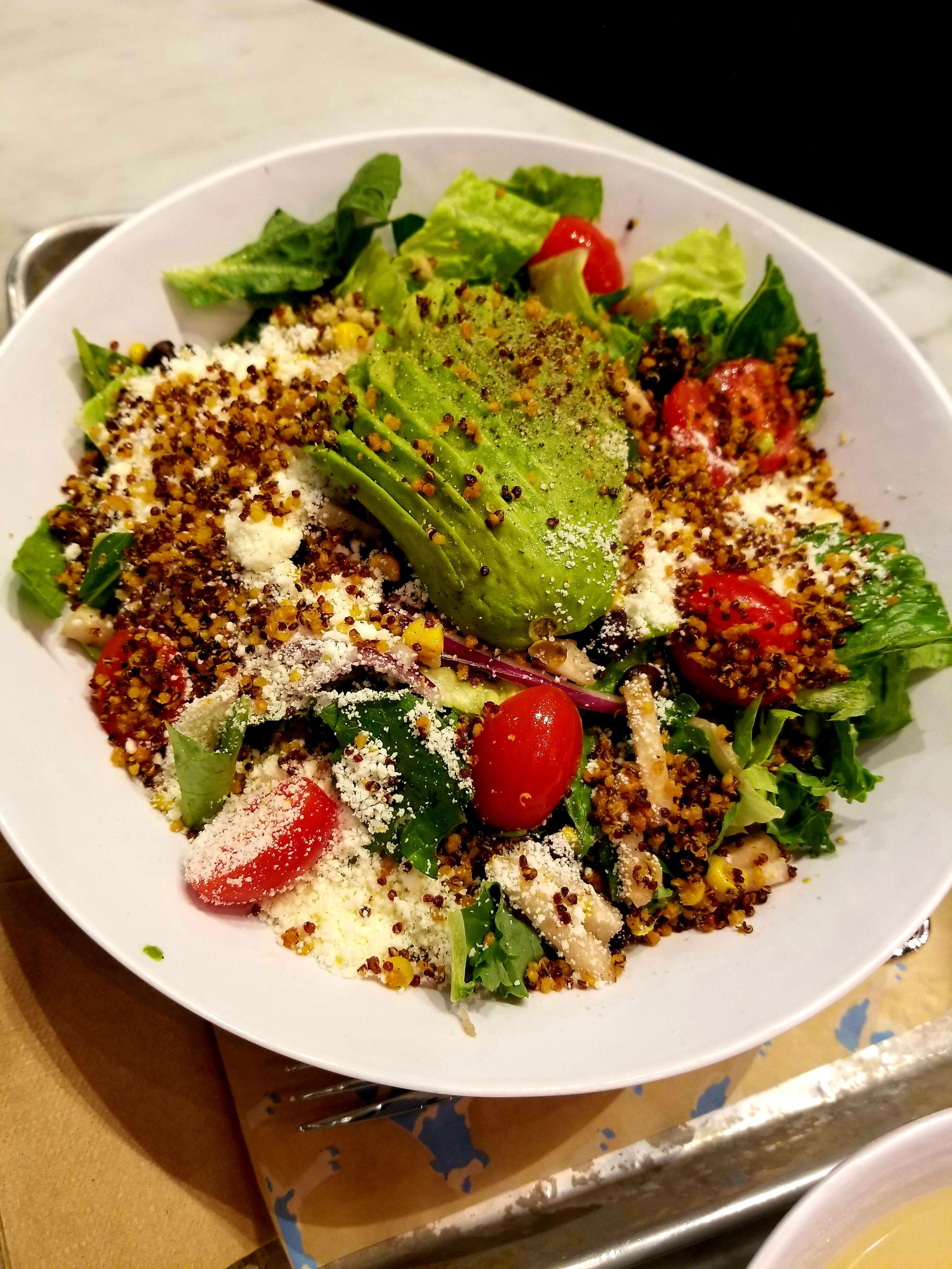 Kinoalı Avokado Salatası