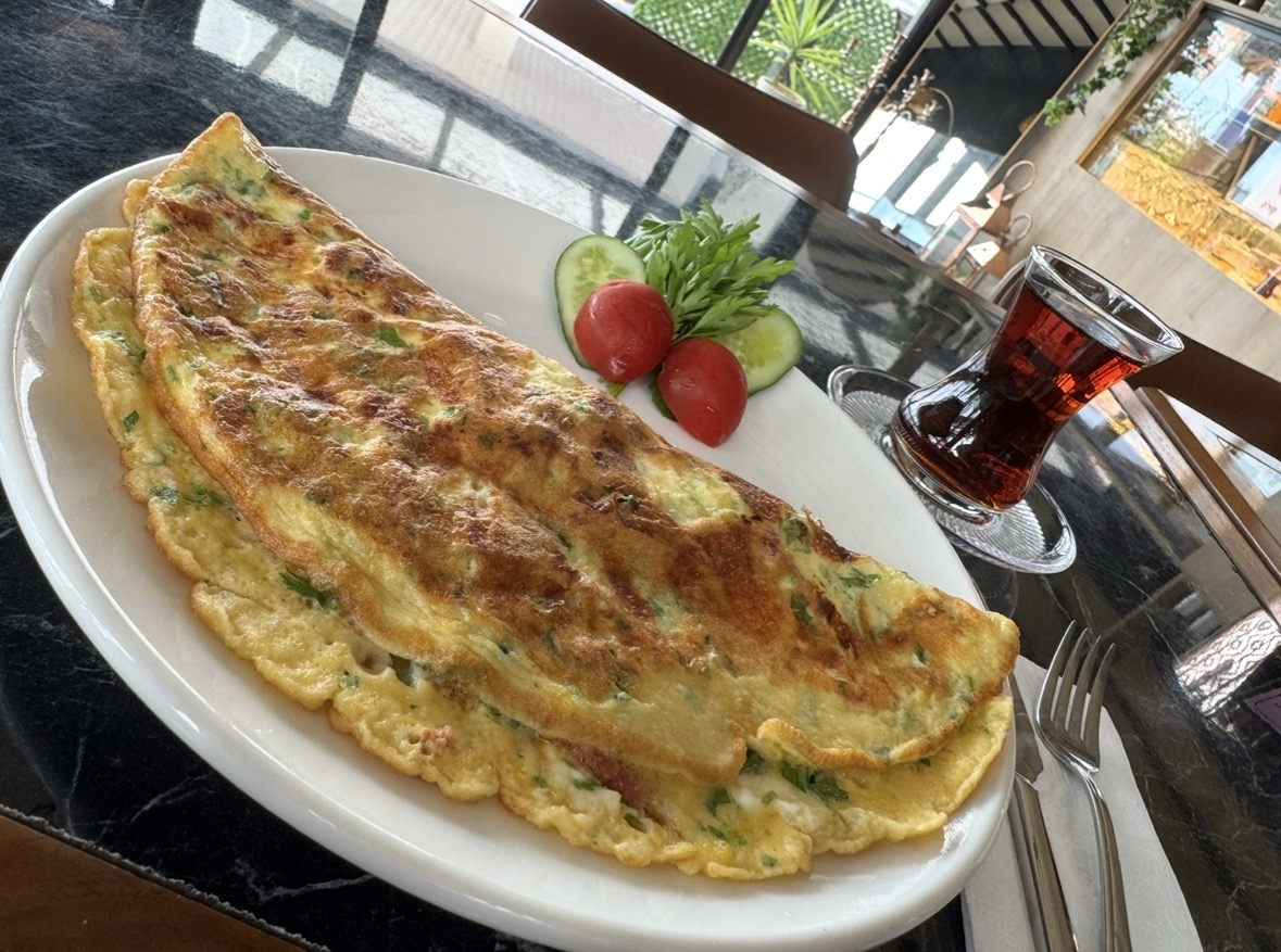 SUCUKLU,KAŞARLI VE PEYNİRLİ OMLET