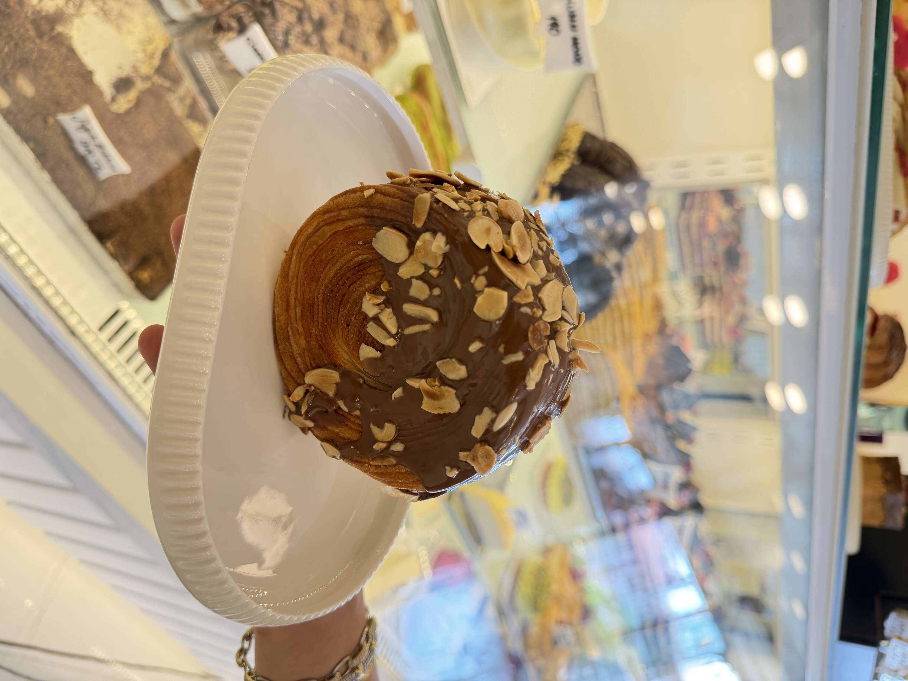 Bademli Çikolatalı Roll Kruvasan