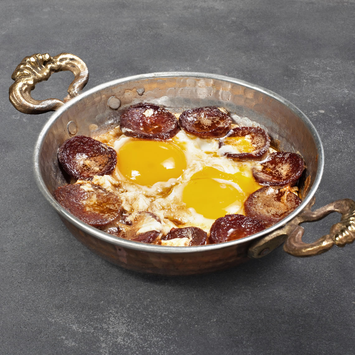 Eggs with sucuk