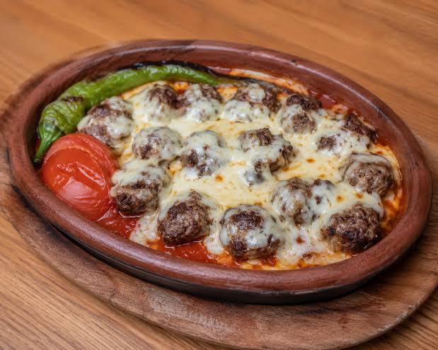 Kiremitte Kaşarlı Köfte