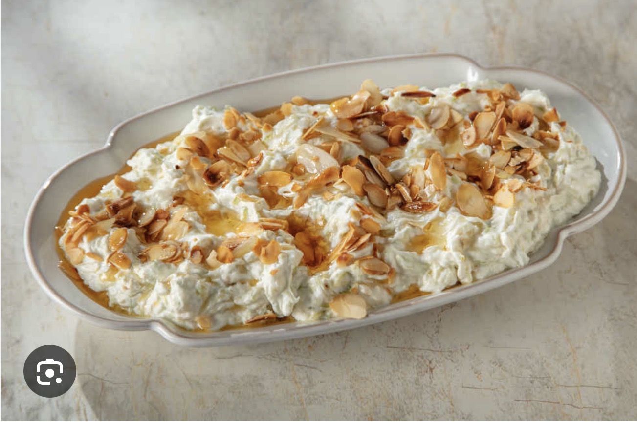 Zucchini with yogurt and almonds