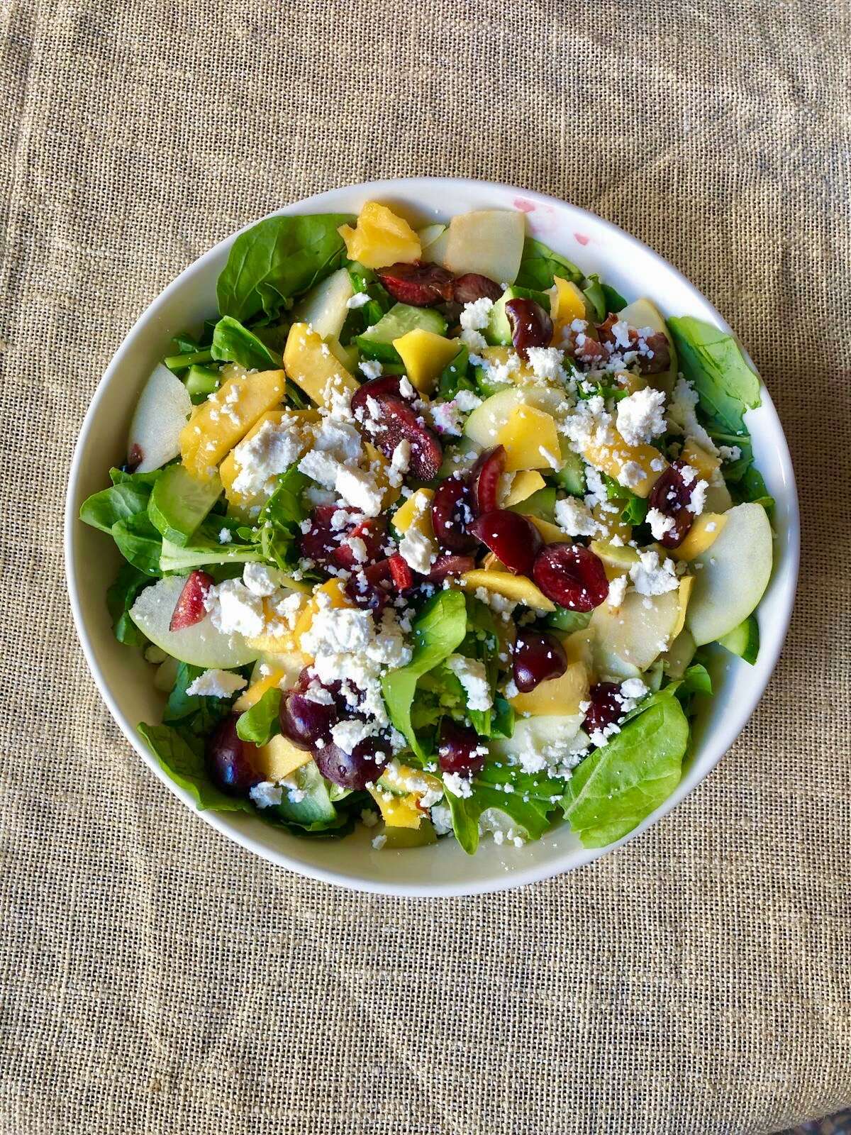 Mevsim meyveli yeşil salata