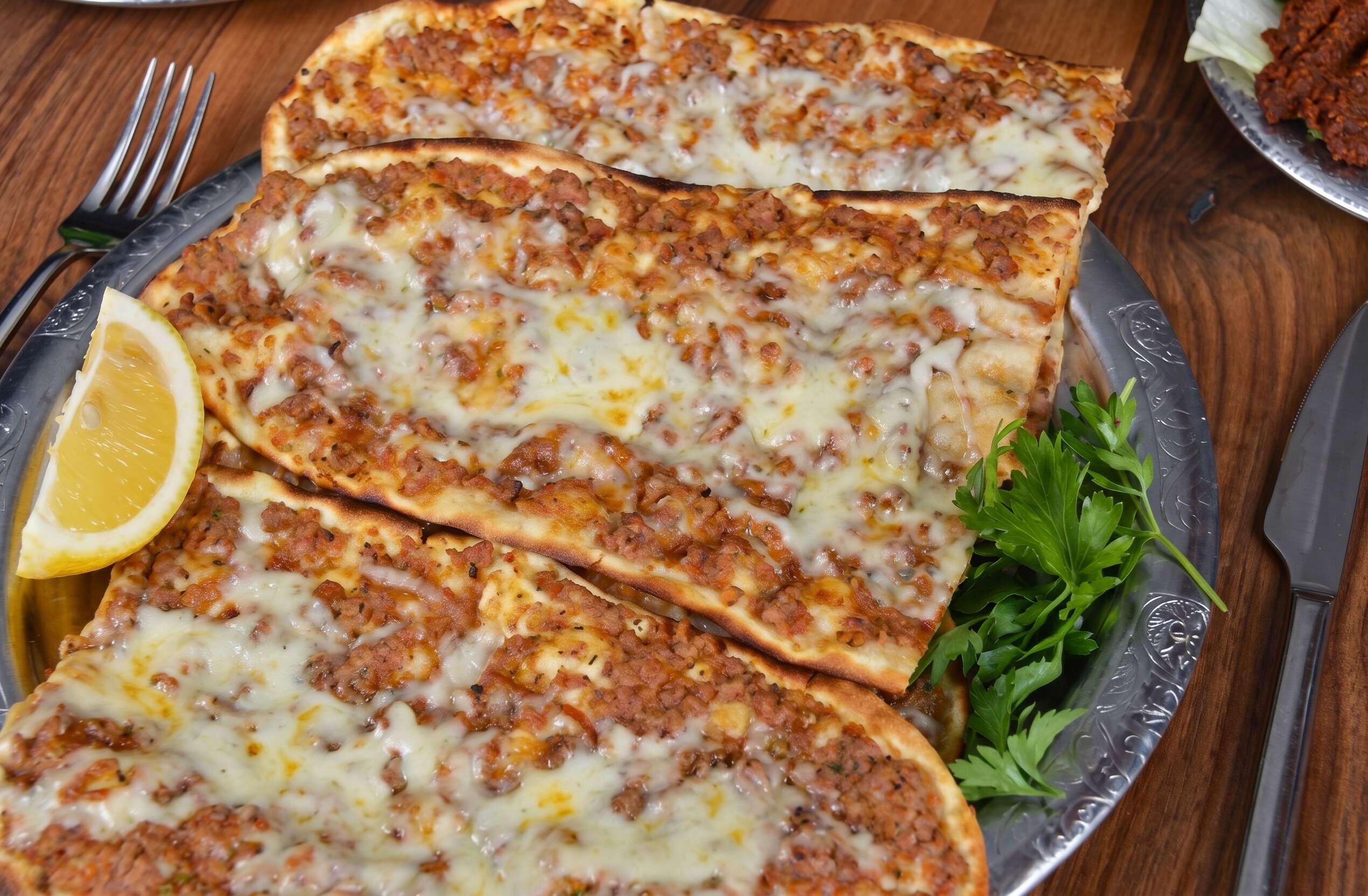 Kaşarlı Lahmacun