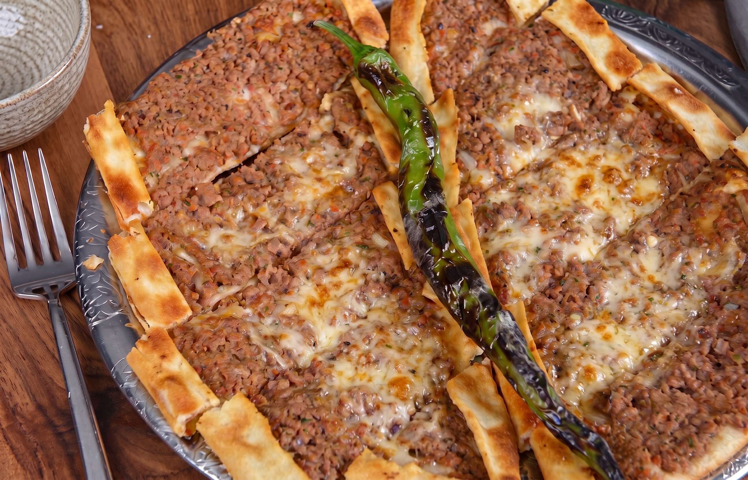 Kıymalı Kaşarlı Pide