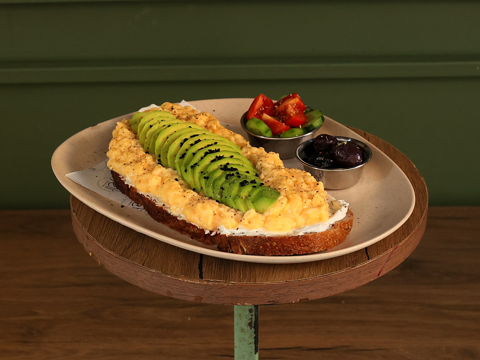 Avokadolu Yumurtalı (Avocado & Egg Toast)