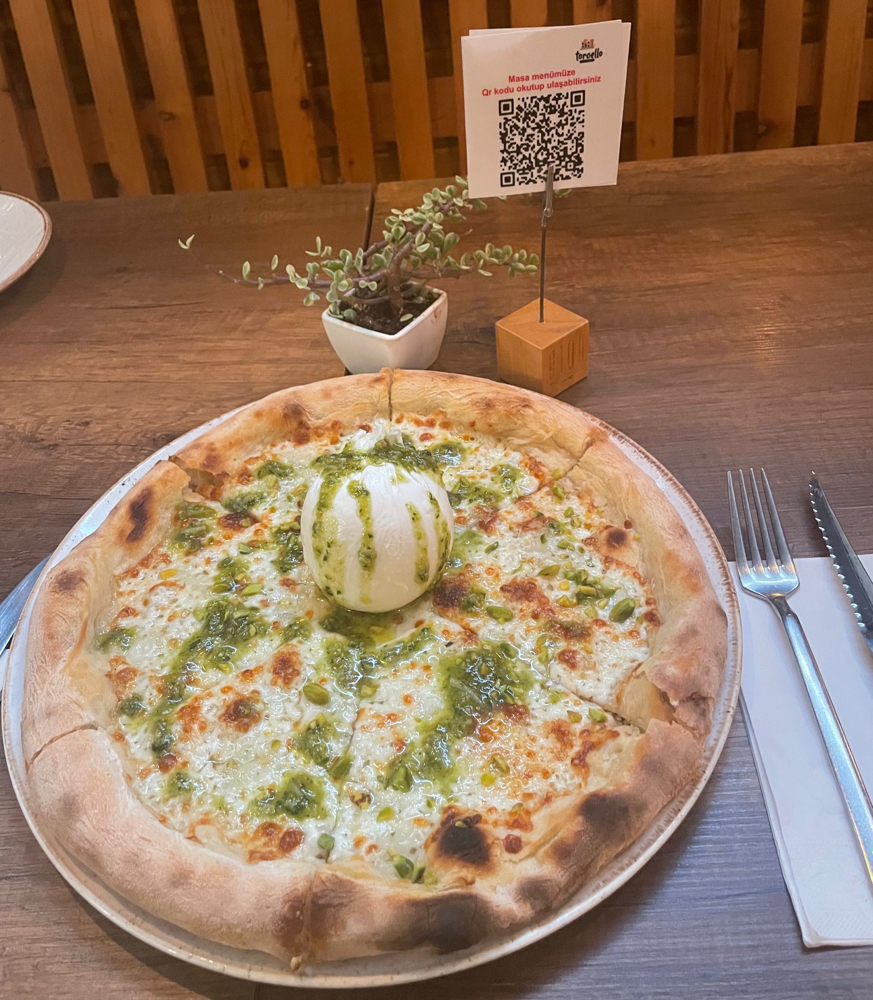 Pizza con Burrata e pesto di Pistacchio