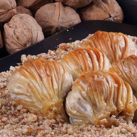 Walnut midye baklava