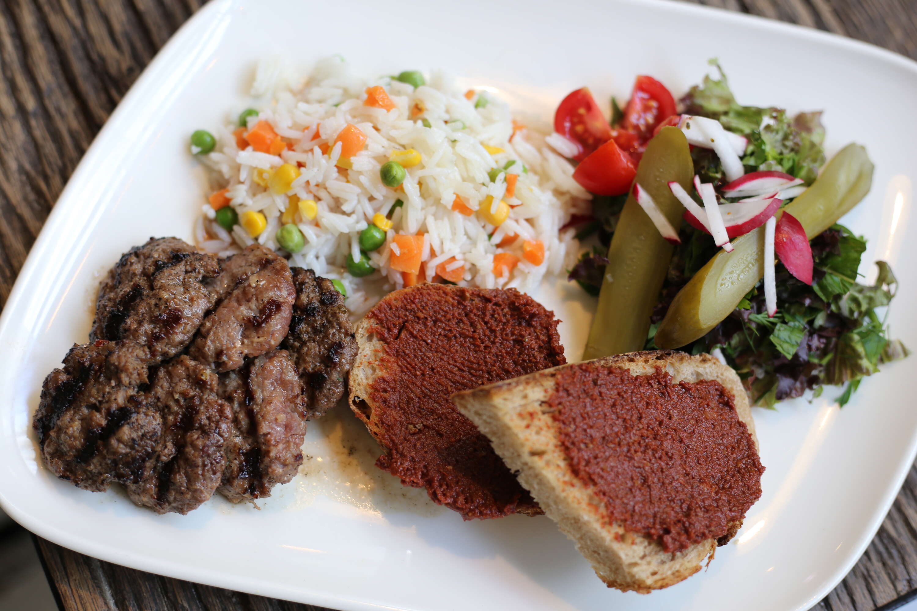 Izgara Köfte + Bomonti / Efes Özel Seri