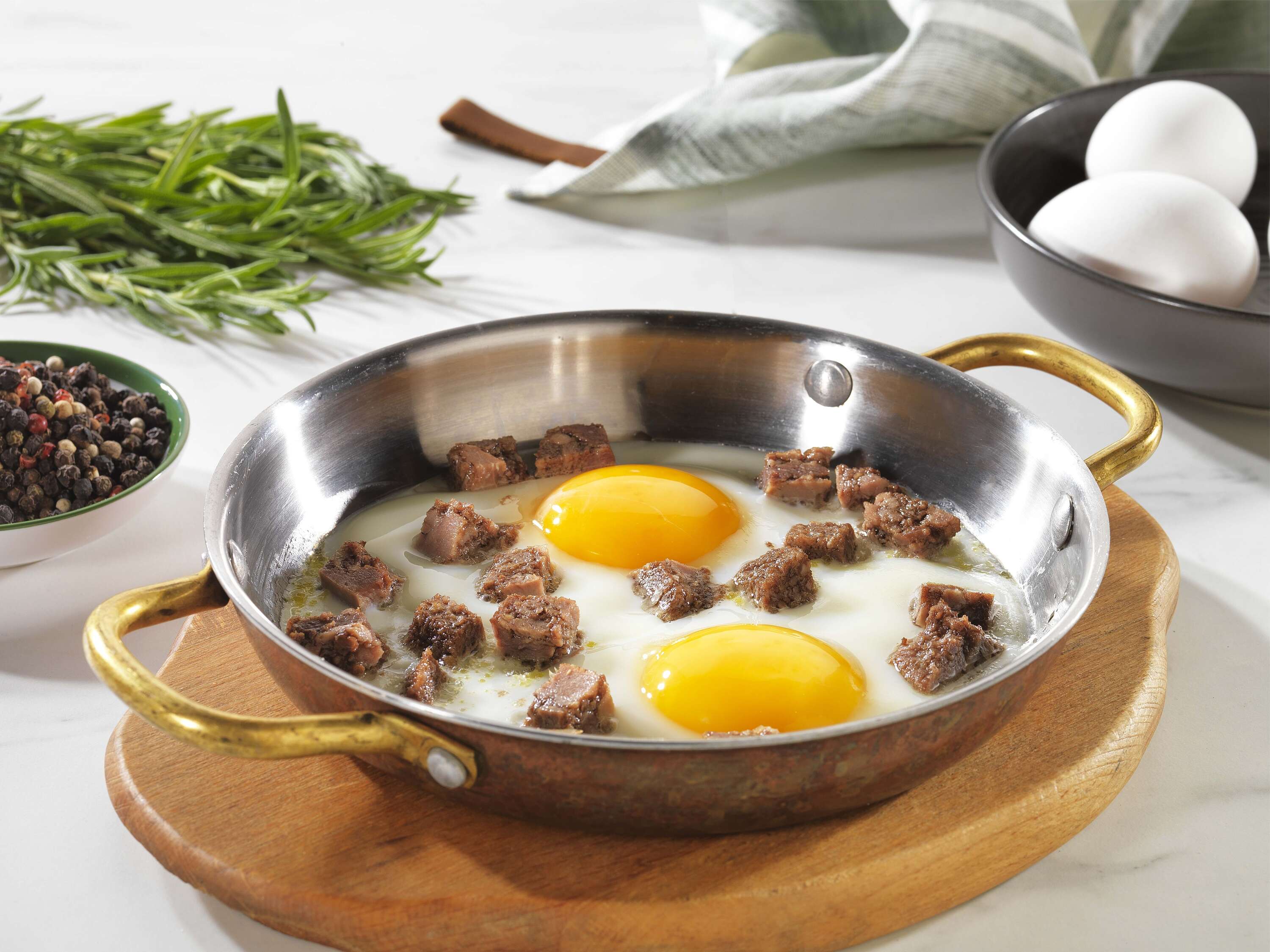 Eggs with kavurma