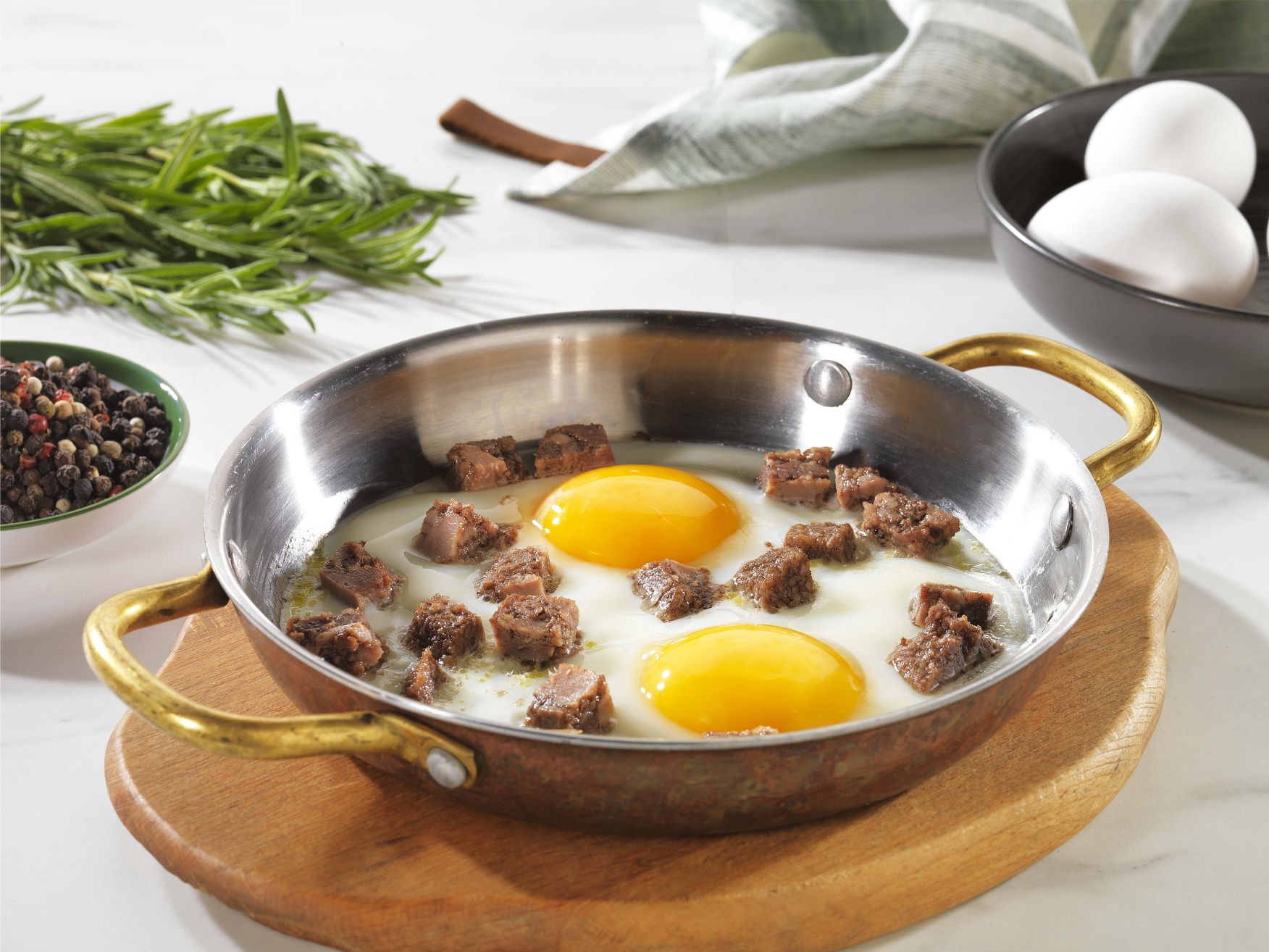 Eggs with kavurma