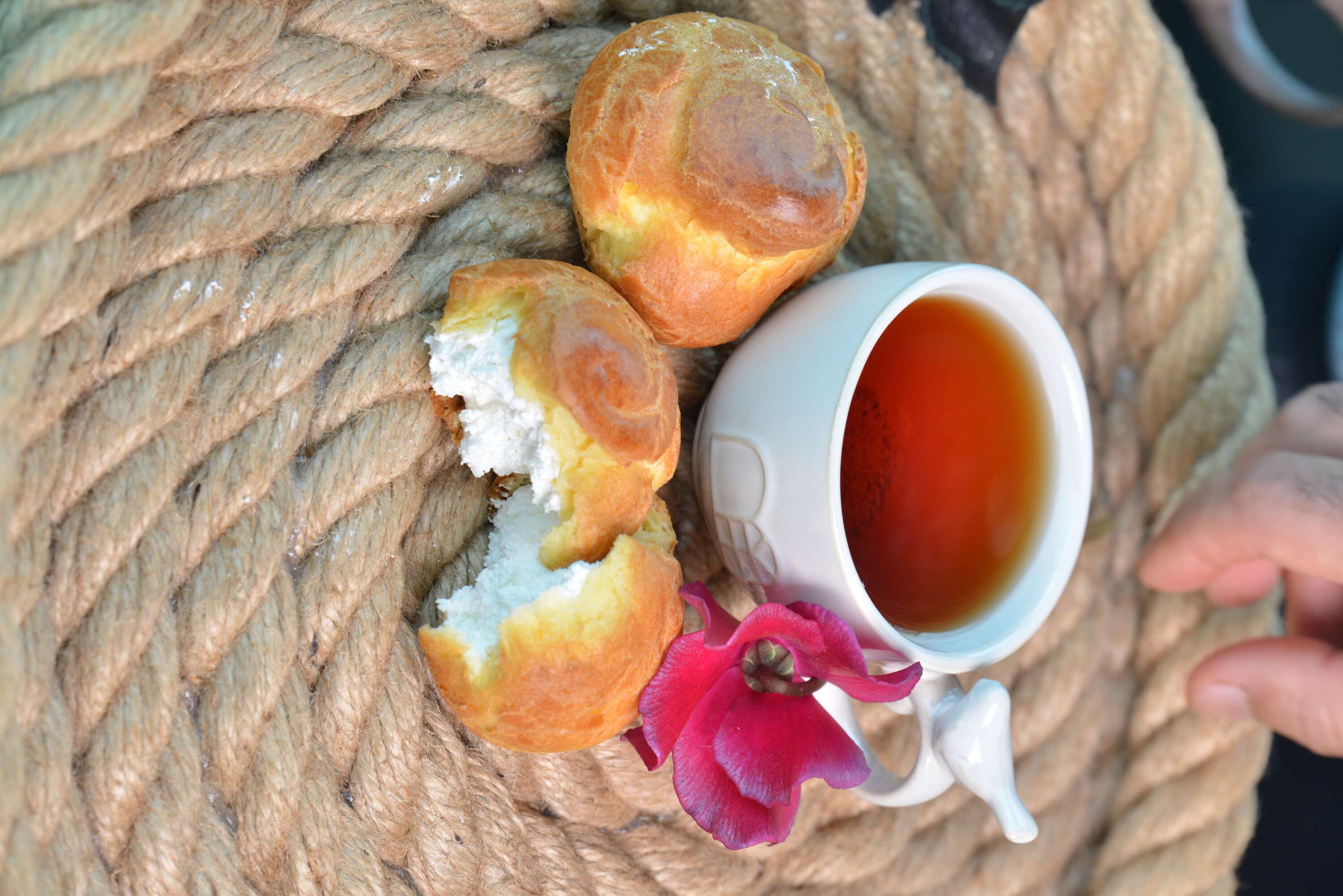 Nun Khameyi (Persian Profiterole)