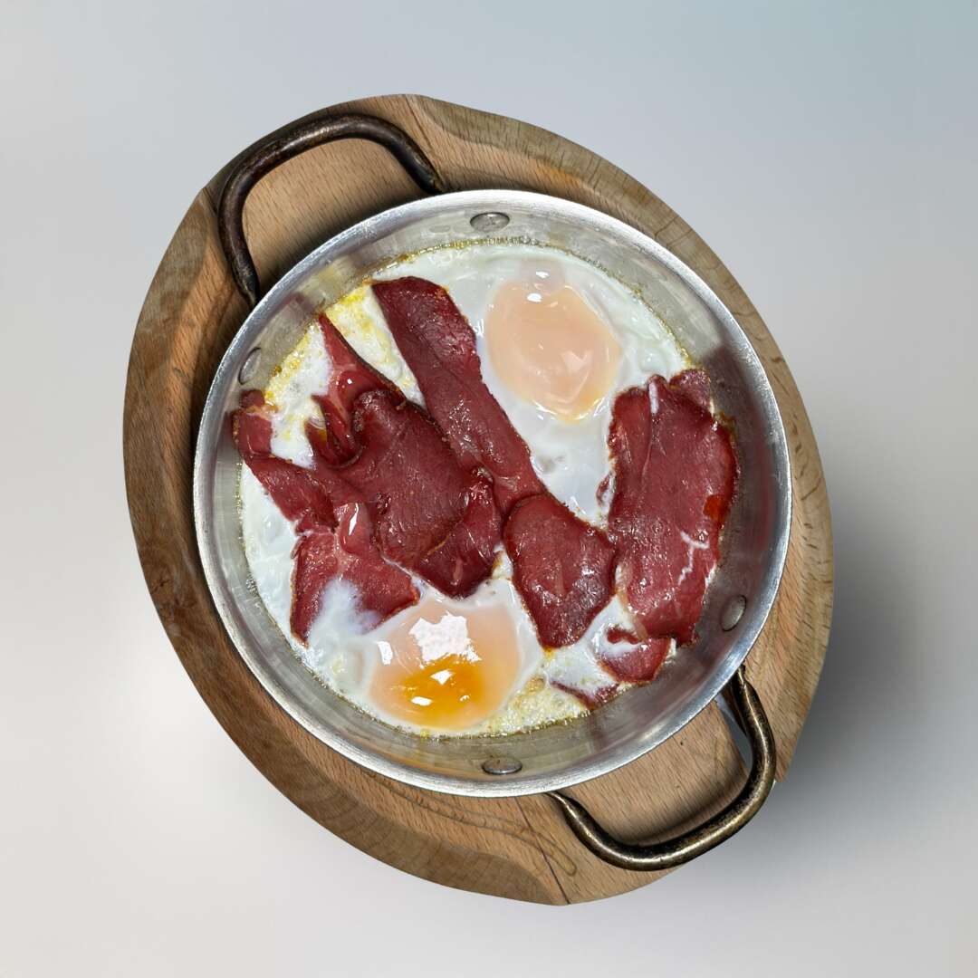 Eggs with pastırma