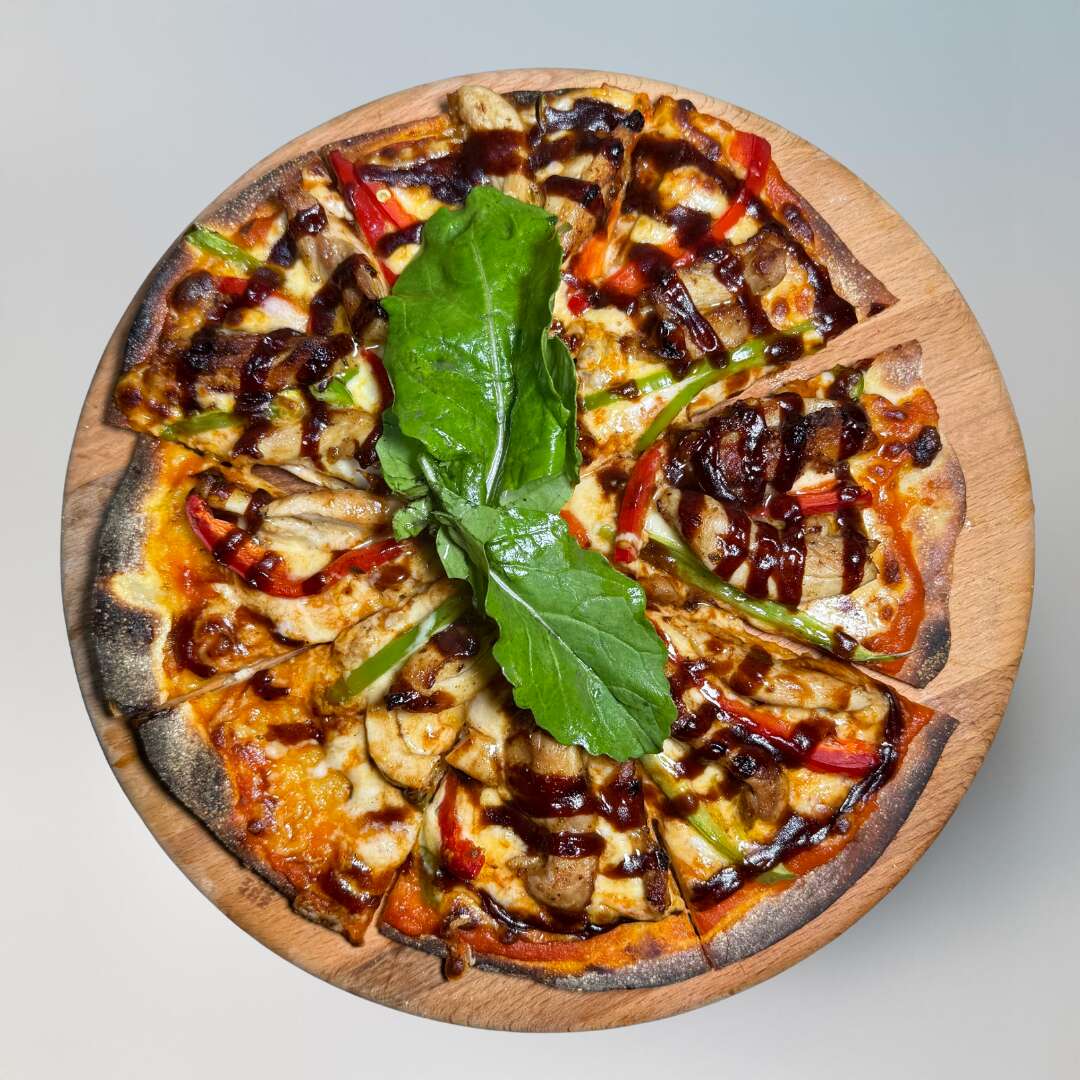 Barbecue sauce chicken pizza