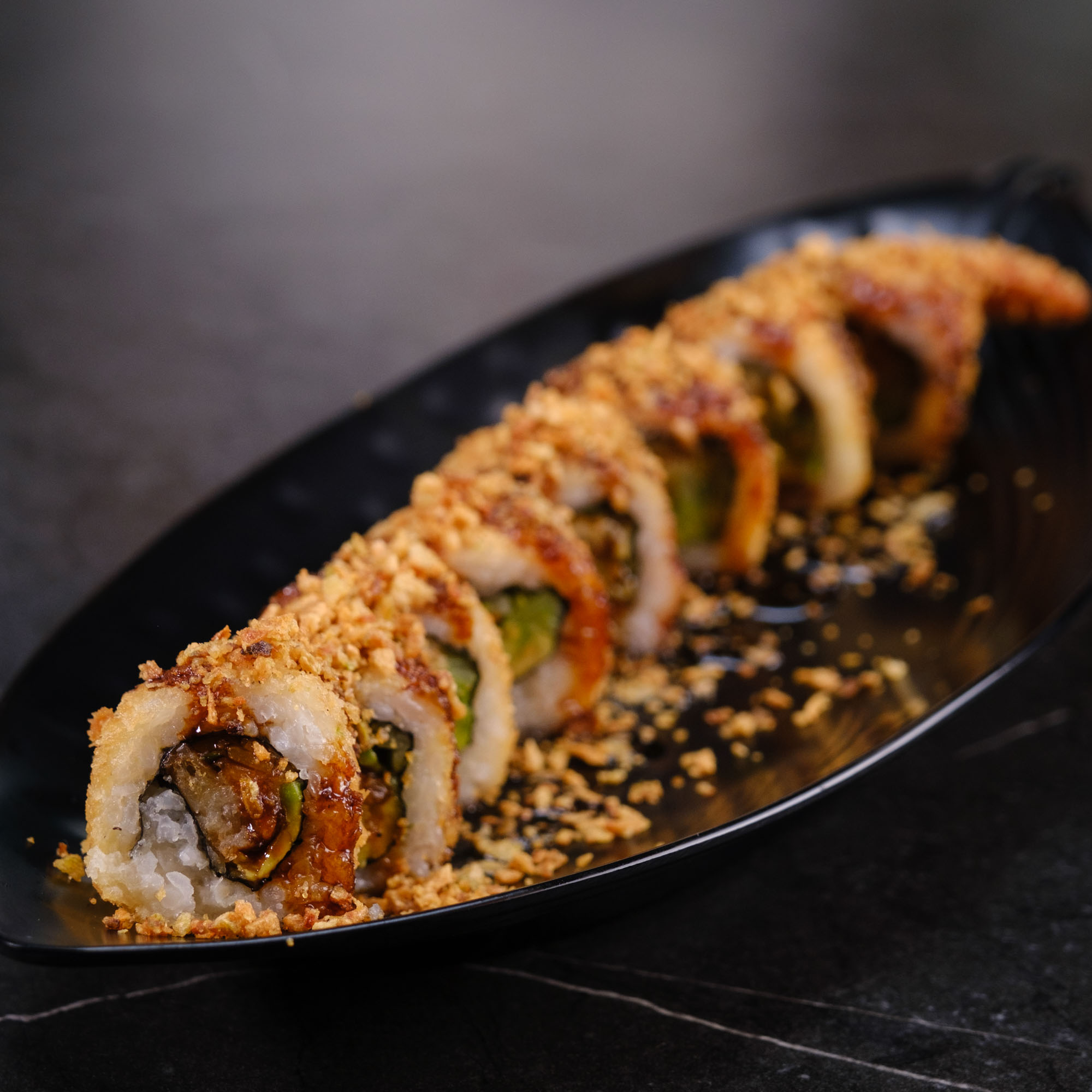 Crispy salmon roll (8)