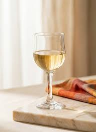 BEYAZ KADEH ŞARAP / WHITE GLASS OF WINE