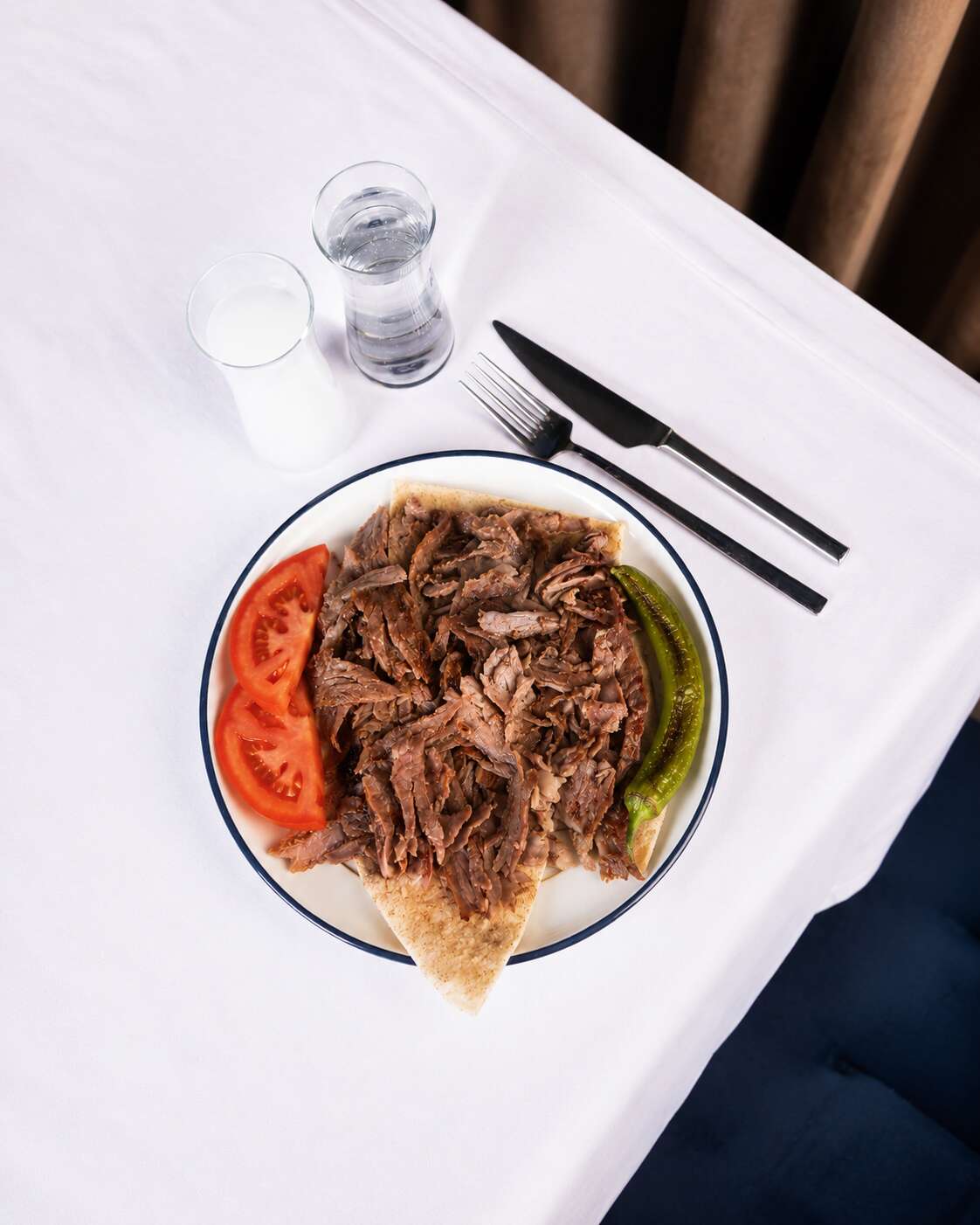 Trabzon döner (100 g) with kuru fasulye, rice and pickles